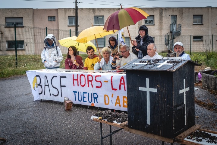 Les Faucheurs volontaires d’OGM marquent le pas devant l’usine BASF à Genay, près de Lyon, mercredi 1er juin 2022.